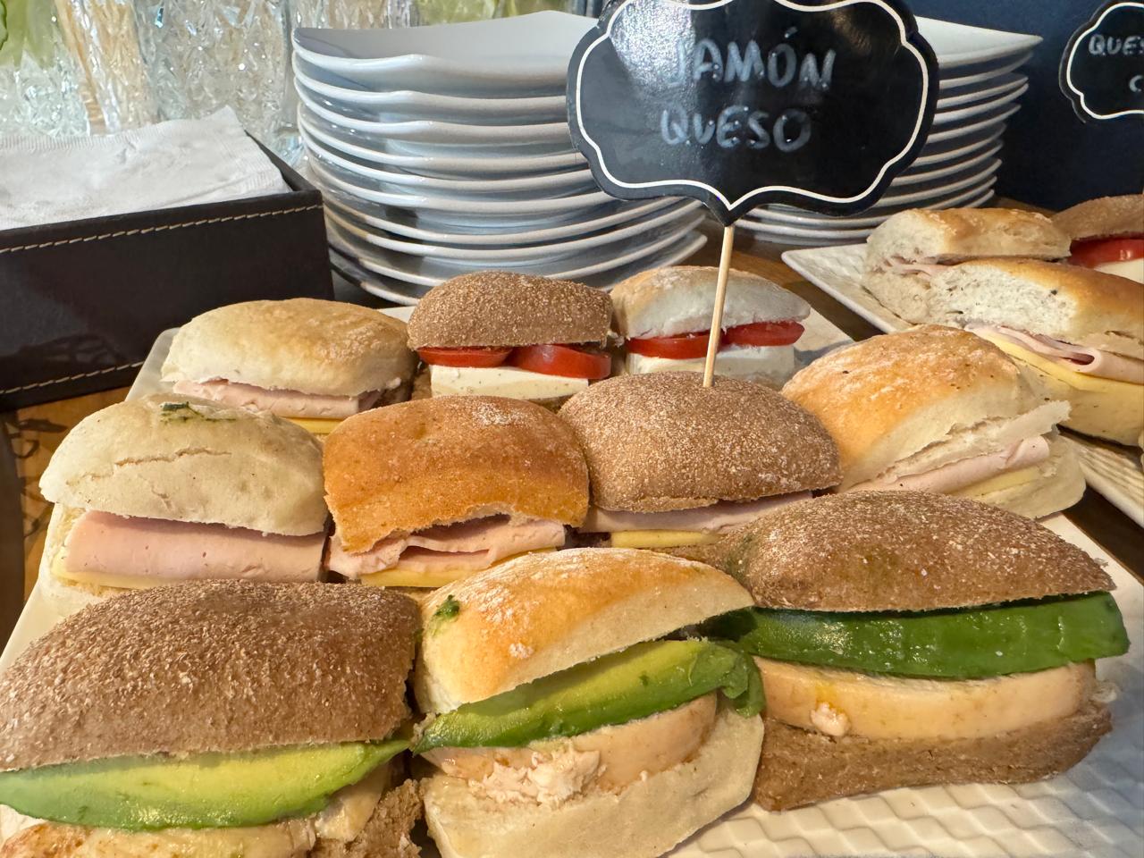 Estación de sándwiches variados