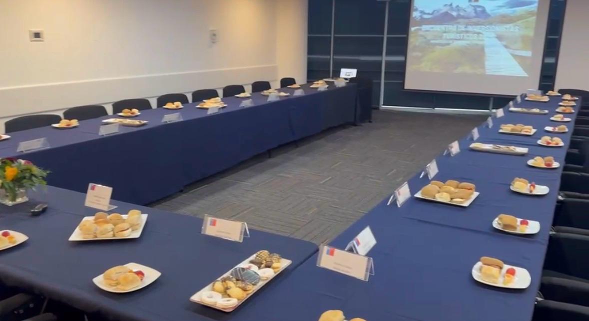 Sala lista para evento corporativo