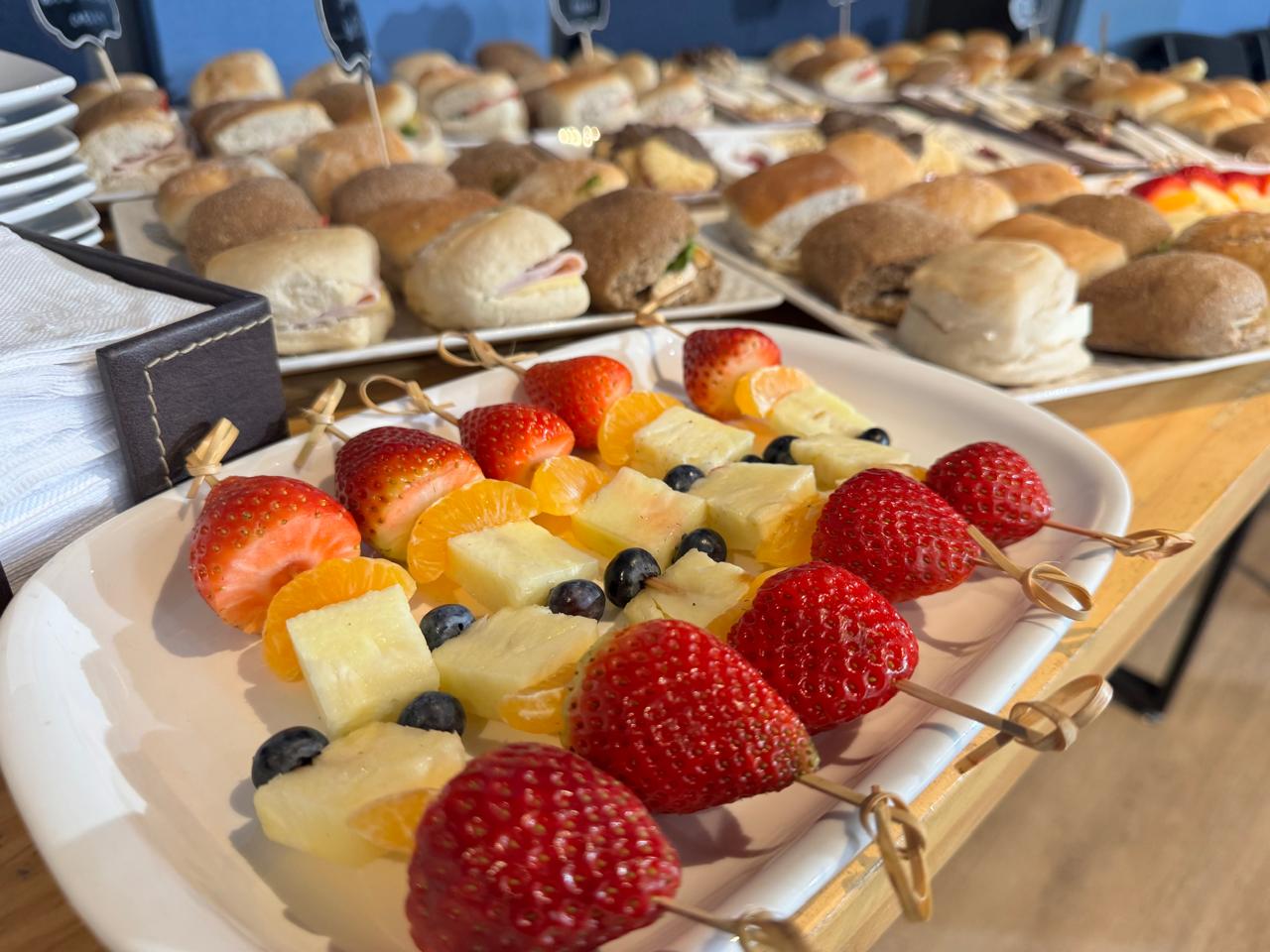 Brochetas de frutas frescas